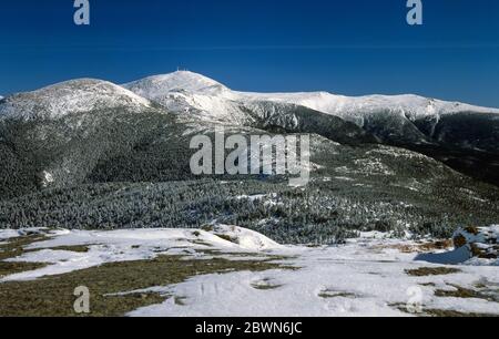 Mount Eisenhower (links); Mount Washington (hinter Mitte) von nahe dem Gipfel des Mount Pierce in den White Mountains, New Hampshire USA. Stockfoto