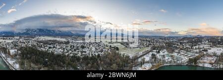 Luftdrohne-Aufnahme von Außenbezirken und österreichischen alpen untersberg mit starkem Nebel im Winter Stockfoto