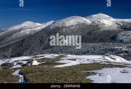 Mount Eisenhower (Mitte); Mount Washington (hinten rechts) und Mount Jefferson (links hinten) von nahe dem Gipfel des Mount Pierce in New Hampshire. Stockfoto