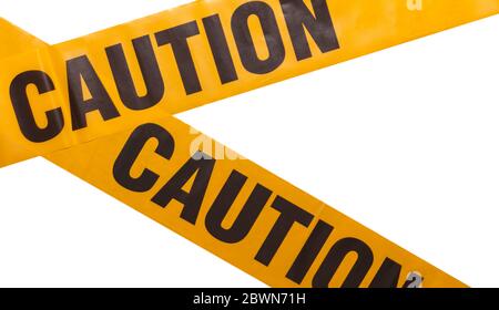 Gelbe Warnstreifen kreuzen sich. Isoliert. Weißer Hintergrund. Schutz vor Viren, Bakterien und Keimen. Quarantänebereich. Polizeibarriere. Stockfoto