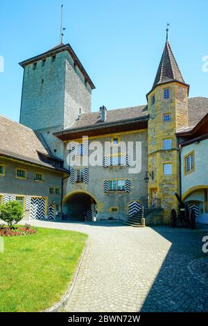 Innenhof der mittelalterlichen Burg in Murten (Morat), Kanton Freiburg, Schweiz. Stockfoto