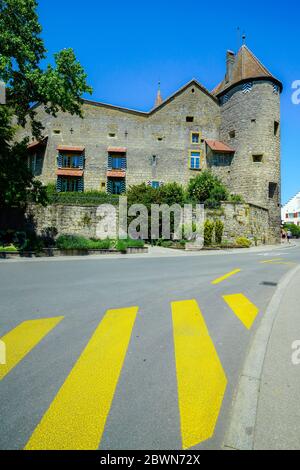 Blick auf die mittelalterliche Burg in Murten (Morat), Kanton Freiburg, Schweiz. Stockfoto