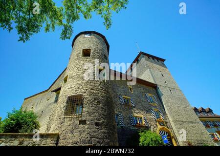 Blick auf die mittelalterliche Burg in Murten (Morat), Kanton Freiburg, Schweiz. Stockfoto