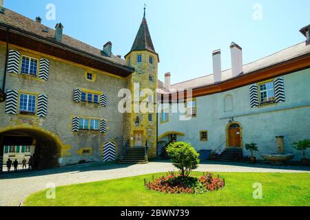 Innenhof der mittelalterlichen Burg in Murten (Morat), Kanton Freiburg, Schweiz. Stockfoto