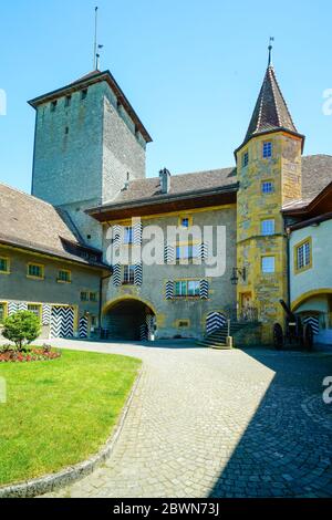 Innenhof der mittelalterlichen Burg in Murten (Morat), Kanton Freiburg, Schweiz. Stockfoto