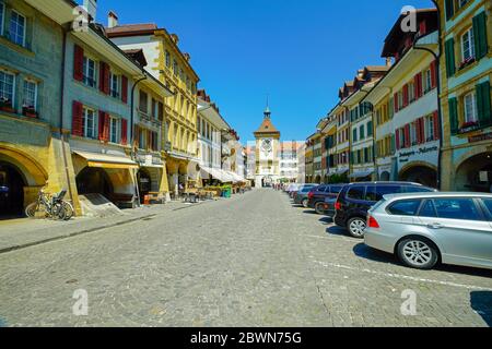 Blick auf das berühmte Berner Tor (Berntor) und die Hauptgasse in Murten (Morat). Kanton Freiburg, Schweiz. Stockfoto