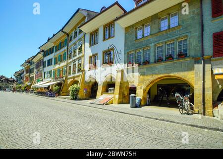 Blick auf die berühmte Hauptgasse (Hauptstraße) in Murten (Morat). Kanton Freiburg, Schweiz. Stockfoto