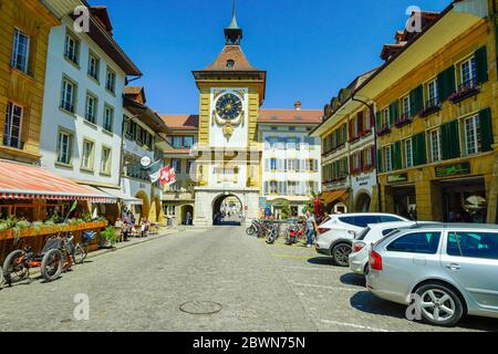 Blick auf das berühmte Berner Tor (Berntor) und die Hauptgasse in Murten (Morat). Kanton Freiburg, Schweiz. Stockfoto