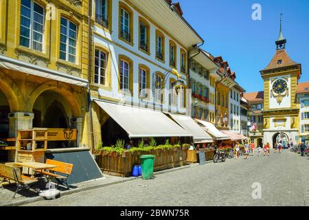 Blick auf das berühmte Berner Tor (Berntor) und die Hauptgasse in Murten (Morat). Kanton Freiburg, Schweiz. Stockfoto