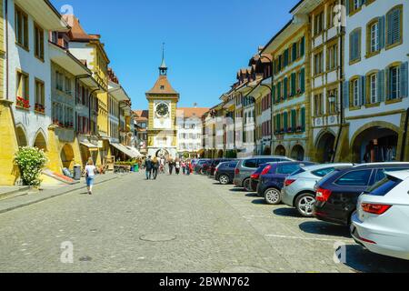 Blick auf das berühmte Berner Tor (Berntor) und die Hauptgasse in Murten (Morat). Kanton Freiburg, Schweiz. Stockfoto