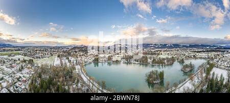 Luftdrohne-Aufnahme des Leopoldskroner Sees südwestlich des Außenbezirke von Salzburg im Winter Stockfoto