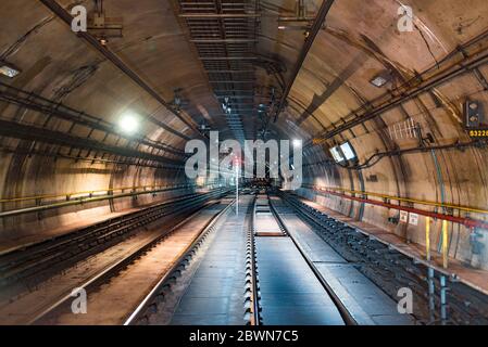 Ein voller Blick auf einen Zugtunnel Stockfoto