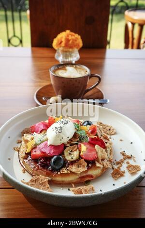 Pfannkuchen mit Banane, Kiwi, Erdbeeren und Eis auf einem Teller, Nahaufnahme Stockfoto