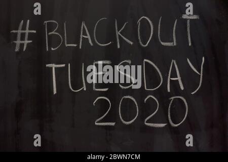 Hashtag Blackout Dienstag 2020 auf der Tafel Hintergrund Stockfoto