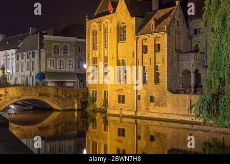 UGES, BELGIEN - 9. JUNI 2017: Alte Gebäude im Stadtzentrum spiegeln sich nachts im Wasser der Kanäle. Stockfoto