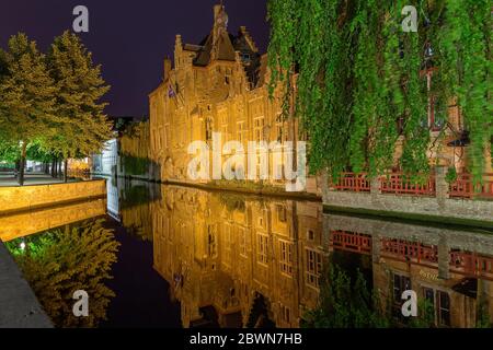 UGES, BELGIEN - 9. JUNI 2017: Alte Gebäude im Stadtzentrum spiegeln sich nachts im Wasser der Kanäle. Stockfoto