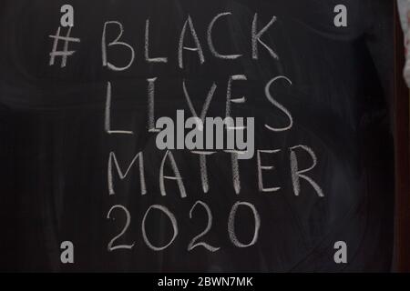 Hashtag Black Lives Matter 2020 auf dem Tafelhintergrund Stockfoto