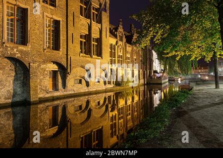 UGES, BELGIEN - 9. JUNI 2017: Alte Gebäude im Stadtzentrum spiegeln sich nachts im Wasser der Kanäle. Stockfoto