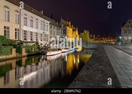 UGES, BELGIEN - 9. JUNI 2017: Alte Gebäude im Stadtzentrum spiegeln sich nachts im Wasser der Kanäle. Stockfoto