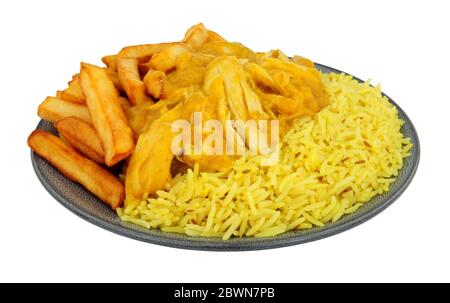 Chicken Curry Mahlzeit mit halb Reis und Chips auf weißem Hintergrund isoliert Stockfoto