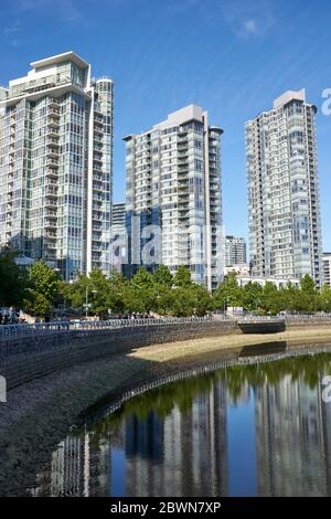 Blick auf False Creek North Walk und Wohntürme in Yaletown, Vancouver, BC, Kanada Stockfoto