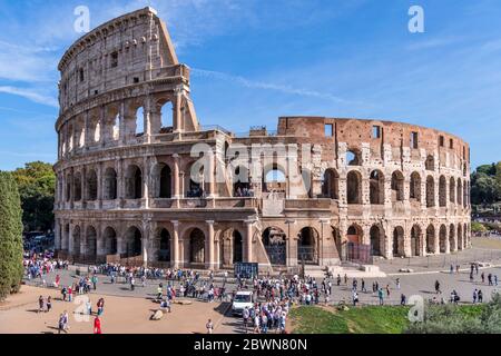 Kolosseum: AN einem sonnigen Oktobernachmittag BIETET SICH EIN Blick auf die Westseite des Kolosseums und die belebte Piazza del Colosseo. Rom, Italien. Stockfoto