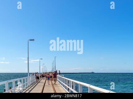 Touristen, die entlang Busselton Jetty, Busselton, Western Australia, Australien spazieren Stockfoto