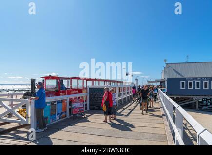 Touristen, die entlang Busselton Jetty, Busselton, Western Australia, Australien spazieren Stockfoto