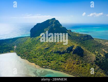 Luftaufnahme von Mauritius Insel Panorama und berühmten Berg Le Morne Brabant, wunderschöne blaue Lagune und Unterwasser Wasserfall Stockfoto