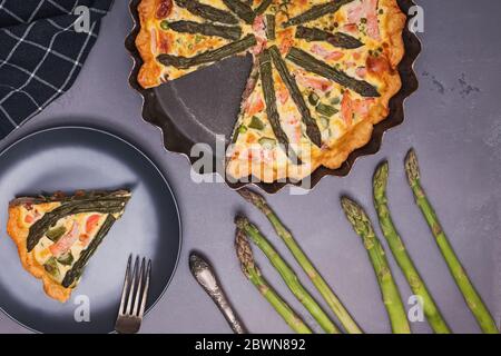 Hausgemachte Delicius Quiche mit Spargel und Lachs Stockfoto