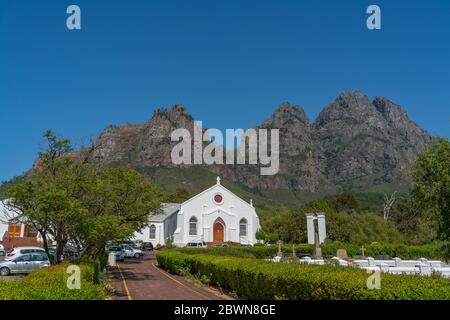 Die Gemeinde Kirche in Pniel, Stellenbosch, Western Cape Province, Südafrika Hintergrund mit schönen Berg Stockfoto