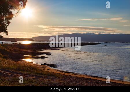 Strand mit einigen Menschen und Vegetation in Vilanova de Arousa in einem klaren Sommertag. Stockfoto