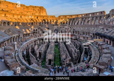 Colosseum Arena - EIN Weitwinkel-Sonnenuntergang Überblick über die Arena und Hypogäum umgeben von alten hohen Mauern im Inneren des Kolosseums. Rom, Italien. Stockfoto