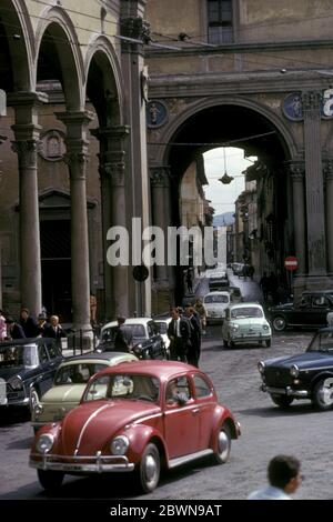 Belebte Straße auf der Piazza della Santissima Annunziata in Florenz, Toskana, Italien im Jahr 1966 abgebildet Stockfoto