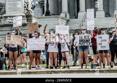 Columbia, South Carolina - USA - 1. Juni 2020: Die Demonstranten in Kolumbien protestieren friedlich auf dem Gelände des South Carolina State House gegen die Brutalität der Polizei gegen Minderheiten und den jüngsten Tod von George Floyd. George Floyd wurde am 25. Mai 2020 in Minneapolis, MN, während in Polizeigewahrsam getötet. Zuschauer sahen zu, wie Floyd seine Atemschwierigkeiten ausdrückte, während Officer Derek Chauvin neun Minuten lang auf seinem Hals kniete. Sein Tod hat weltweit Proteste ausgelöst. Stockfoto