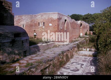 Ostia Antica, eine große römische archäologische Stätte, in der Nähe der modernen Stadt Ostia in der Nähe von Rom, Italien. Blick auf die Kaserne der Feuerwehr Stockfoto