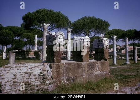 Ostia Antica, eine große römische archäologische Stätte, in der Nähe der modernen Stadt Ostia in der Nähe von Rom, Italien. Blick auf die Ruinen der christlichen Basilika, die aus dem Ende des 4. Jahrhunderts n. Chr. stammt. Stockfoto