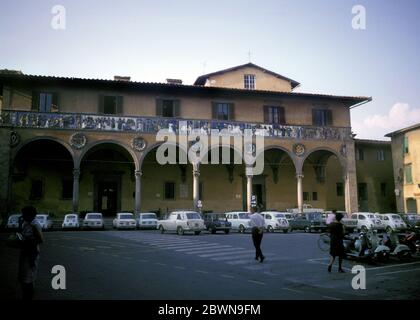 Ospedale del Ceppo in Pistoia, Italien - ein Krankenhaus im Jahr 1277 gegründet. Die Fassade stammt aus dem Jahr 1525 von Bildhauer Santi Buglioni und ist dekoriert und stellt die sieben Werke der Barmherzigkeit. Das Krankenhaus, das hier im Jahr 1966 abgebildet ist. Stockfoto