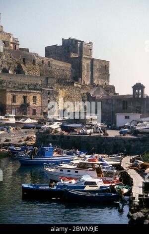 Fischerboote im Hafen von Pozzuoli bei Neapel, Italien im Jahr 1966 Stockfoto