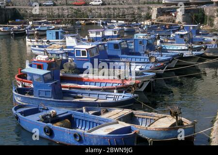 Fischerboote im Hafen von Pozzuoli bei Neapel, Italien im Jahr 1966 Stockfoto