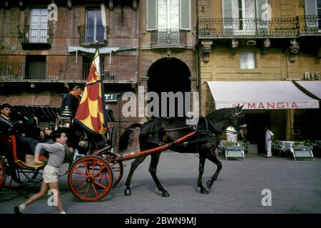 Pferdekutsche auf der Piazza del Campo im Jahr 1966 in Siena, Toskana, Italien Stockfoto