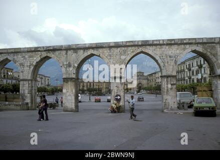 Gotisches Aquädukt aus dem 12. Jahrhundert auf dem Garibaldi-Platz in Sulmona, Italien, abgebildet im Jahr 1979 Stockfoto