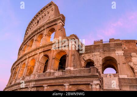 Sunset Colosseum - EINE Nahaufnahme Sonnenuntergang Blick auf den oberen Teil der westlichen Außenwand des Kolosseums, gegen bunten Abendhimmel. Rom, Italien. Stockfoto