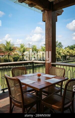 Tisch auf der Sommerterrasse im tropischen Café serviert Stockfoto