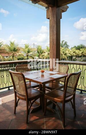 Tisch auf der Sommerterrasse im tropischen Café serviert Stockfoto