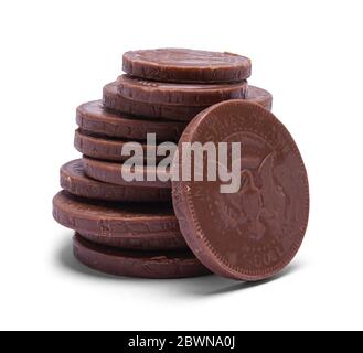 Stapel von Schokoladenmünzen isoliert auf Weiß. Stockfoto