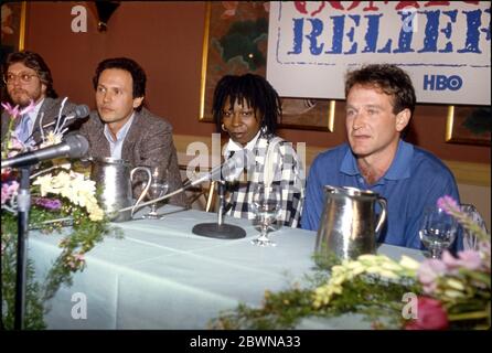 Pressekonferenz für Comic-Hilfsleistungen für Obdachlose mit (von rechts nach links) , Robin Williams, Whoopi Goldberg, Bob Zmuda, in Los Angeles, CA 1986 Stockfoto