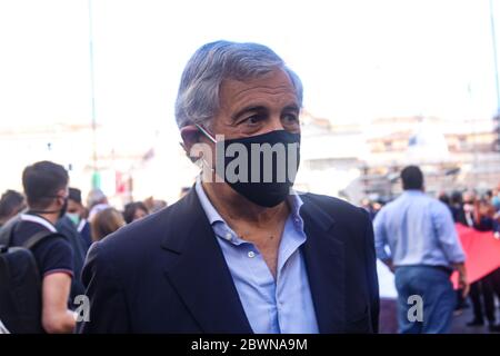 Mitbegründer der Forza Italia (FI) Partei, Antonio Tajani während der Mitte-Rechts-Demonstration gegen die Regierung auf der Piazza del Popolo geben eine Stimme für die Opposition und "zu den vielen Italienern, die gehört werden wollen. Stockfoto