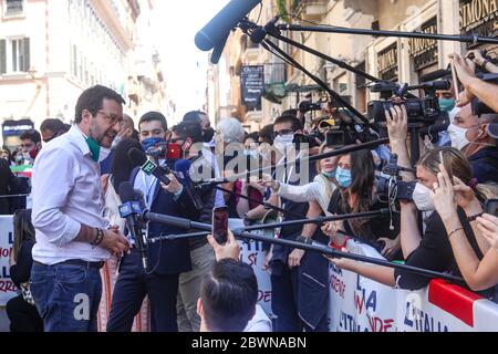Der Chef der Lega-Partei, Matteo Salvini, spricht während der Mitte-Rechts-Demonstration gegen die Regierung auf der Piazza del Popolo mit der Presse und gibt der Opposition eine Stimme und "den vielen Italienern, die gehört werden wollen. Stockfoto