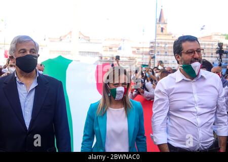 (R-L) der Vorsitzende der Lega, Matteo Salvini, der Vorsitzende der Fratelli d'Italia (FDI), Giorgia Meloni und Mitbegründer der Partei Forza Italia (FI), Antonio Tajani Spaziergang während der Mitte-Rechts-Demonstration gegen die Regierung auf der Piazza del Popolo geben eine Stimme für die Opposition und "zu den vielen Italienern, die gehört werden wollen. Stockfoto